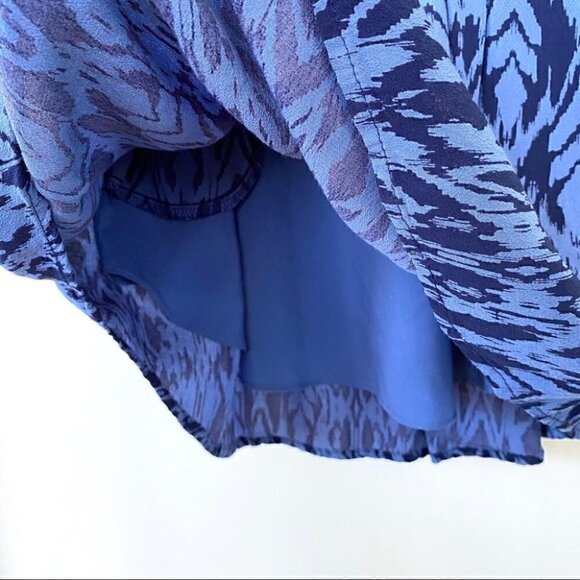 The  GAP mini dress with v-neck and long sleeves, drawstring waist - Picture 7 of 9